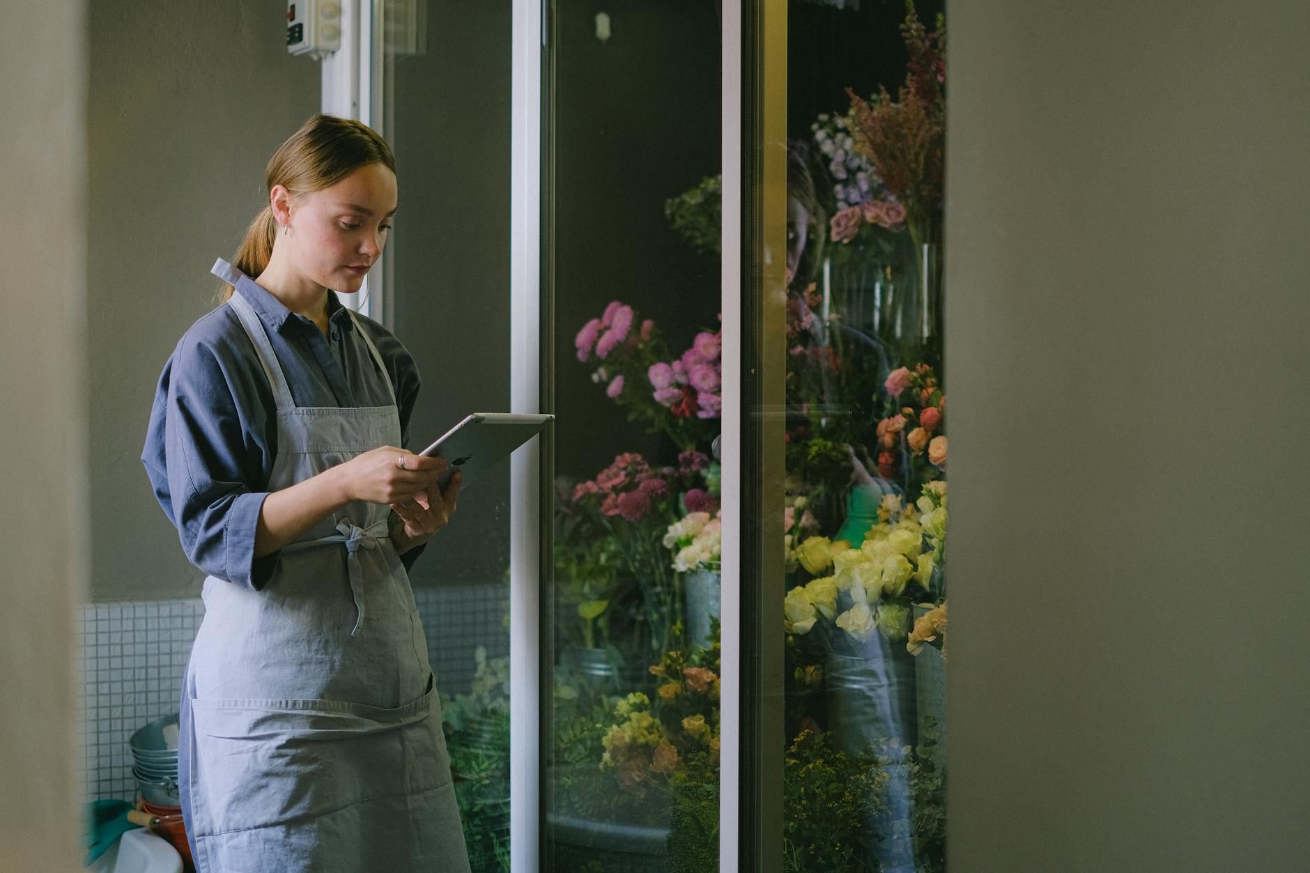 Empreendedor utilizando tablet com tecnologia de inteligência artificial em sua loja