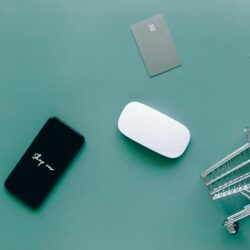 Consumidor comprando online com confiança em loja virtual transparente