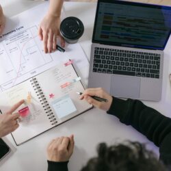 Profissional analisando estratégia de negócios com tecnologia e IA