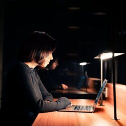 Empreendedor configurando Projetos no Claude para o negócio em notebook