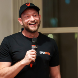 Peter Steinberger, criador do OpenClaw, sorrindo vestindo uma camisa com o logo OpenClaw