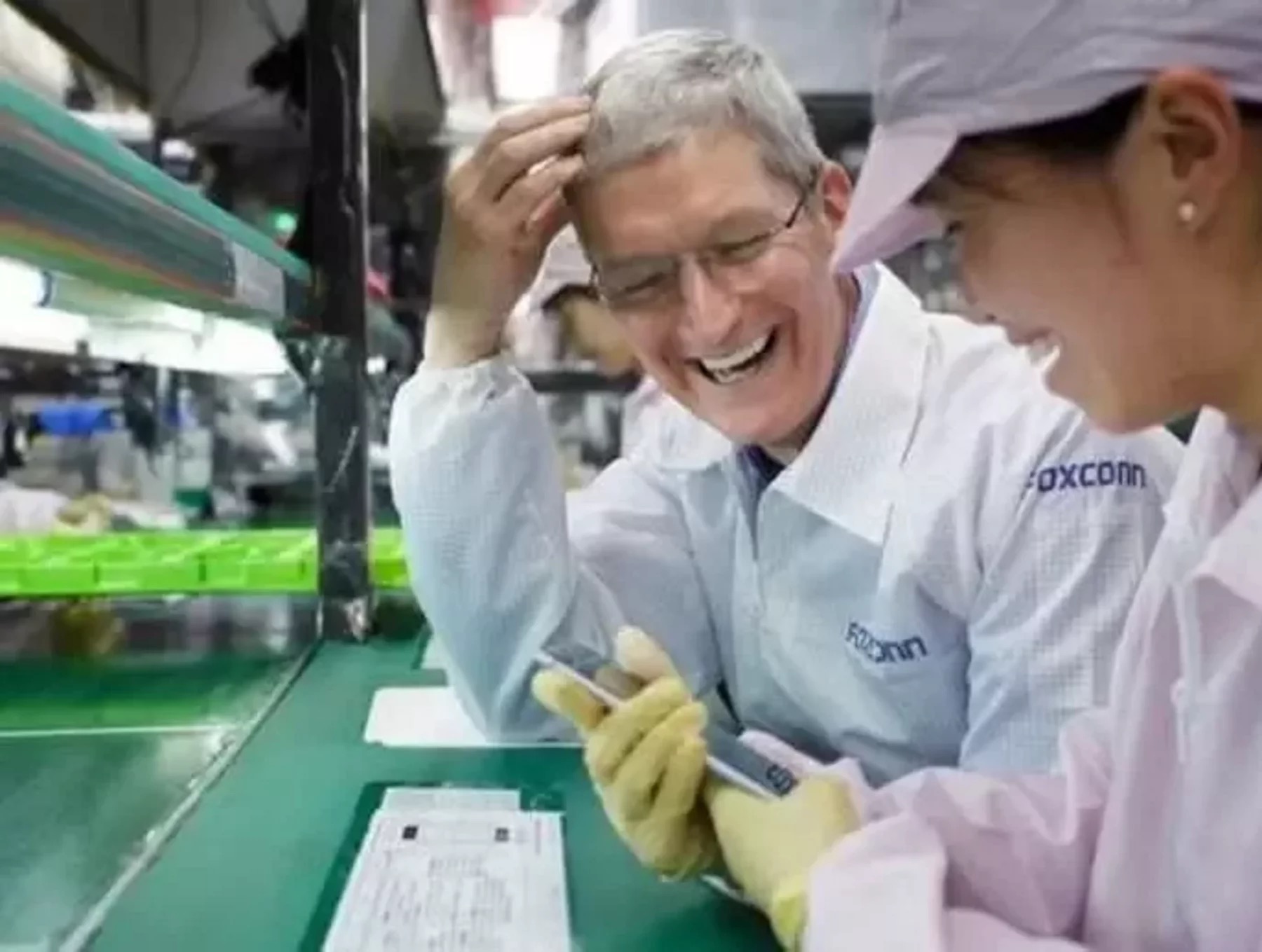 Tim Cook em fábrica revisando a cadeia de suprimentos da Apple, sua obsessão de operador