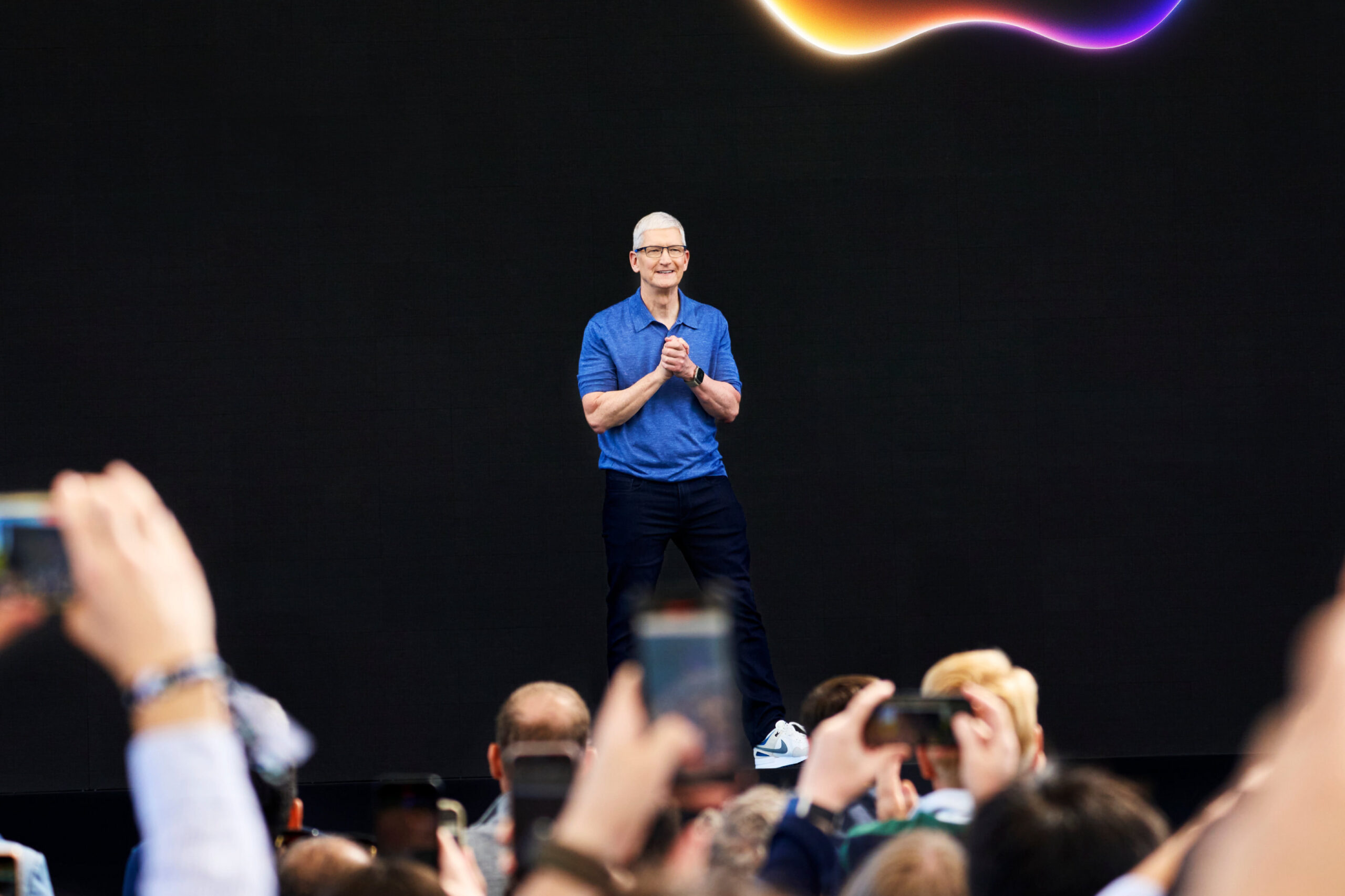 Tim Cook em keynote da Apple, o executivo que construiu a empresa mais valiosa do mundo em silencio