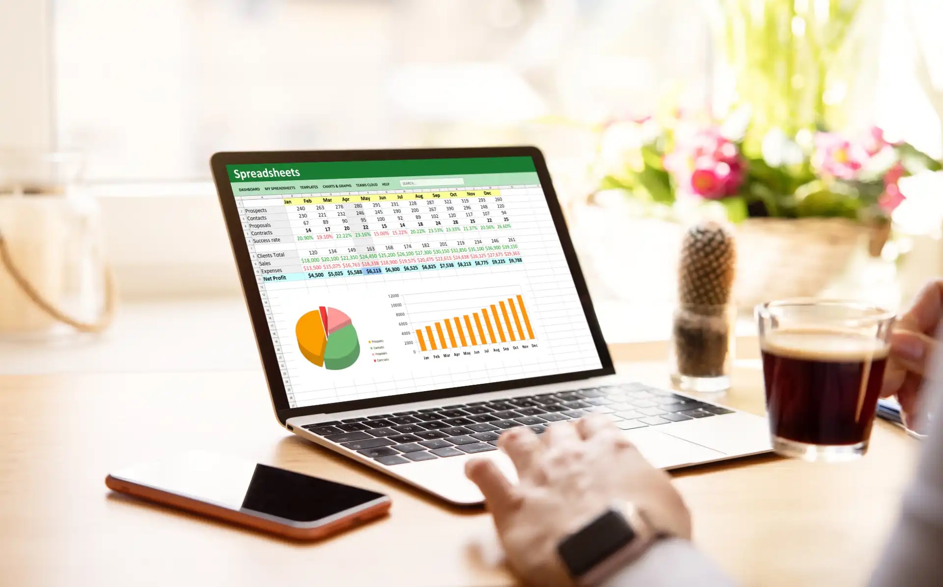 Dono de negócio analisando fluxo de caixa e planilha financeira no notebook