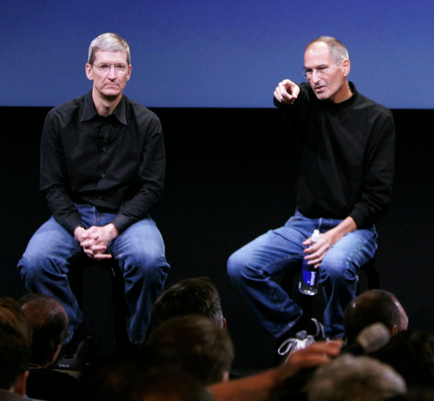 Steve Jobs e Tim Cook na transição de liderança da Apple em 2011