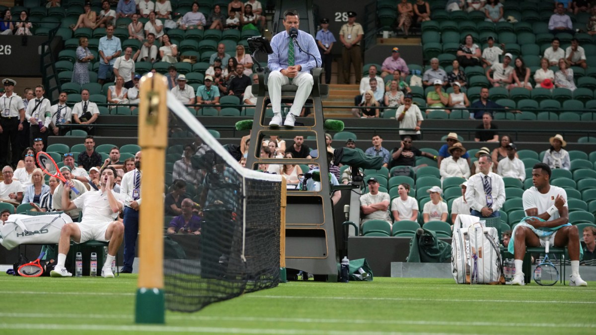 Quadra de Wimbledon com árbitro de cadeira e sistema de chamada eletrônica