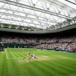 Centre Court de Wimbledon lotado durante partida do torneio