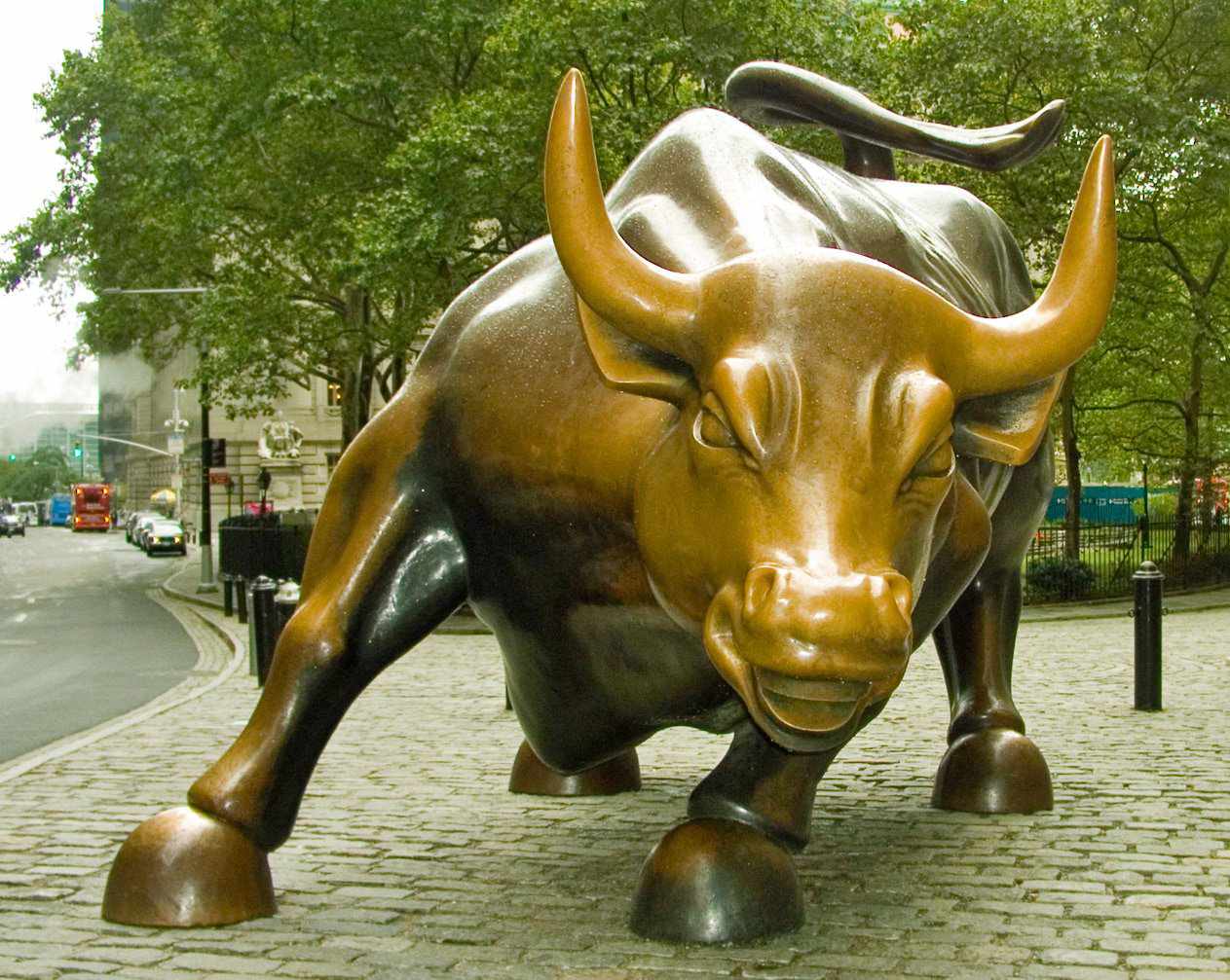 Touro de bronze de Wall Street, simbolo do mercado financeiro e do dinheiro institucional