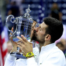 Novak Djokovic beijando o trofeu do US Open, campeao de Grand Slam