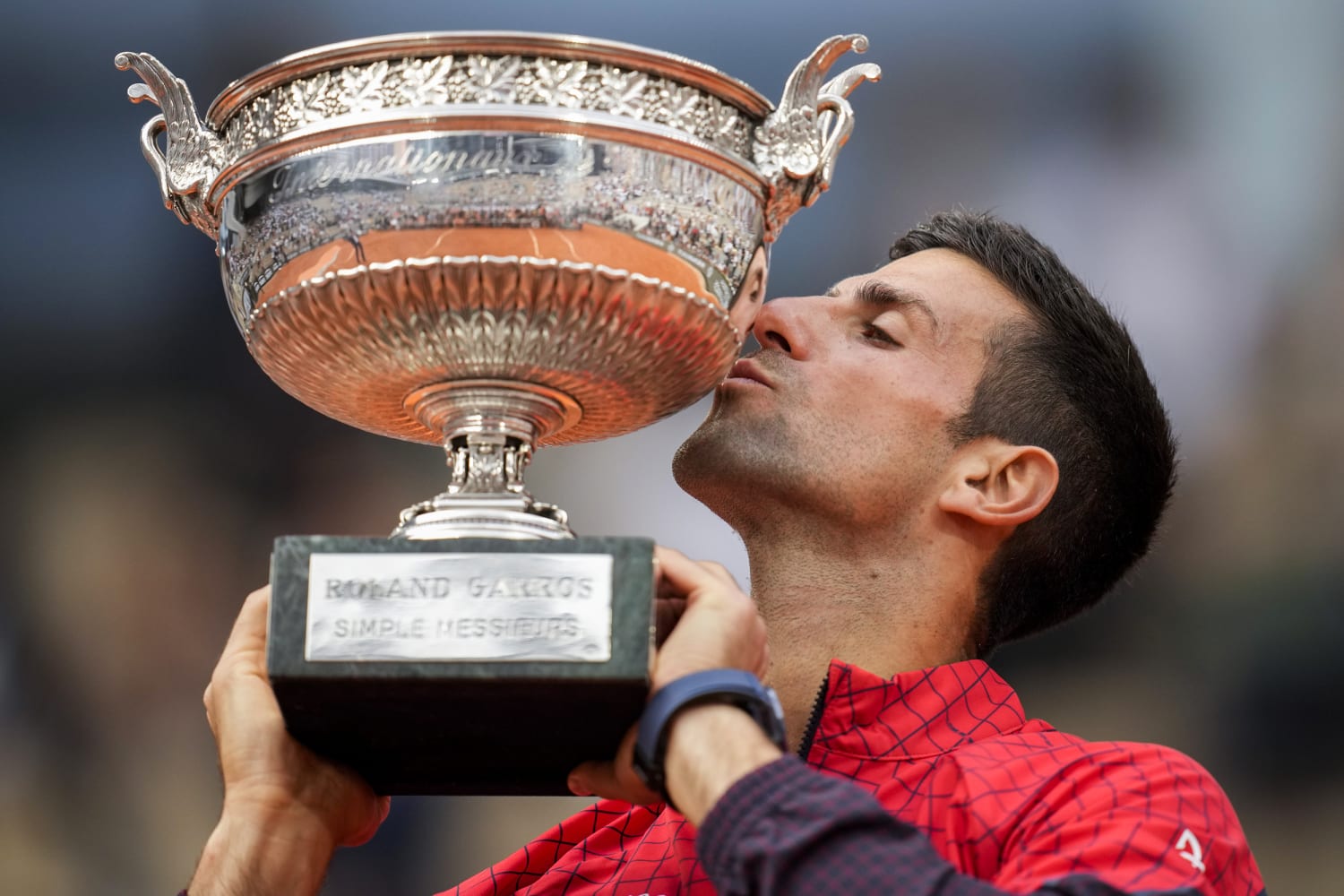 Novak Djokovic comemorando titulo com o trofeu erguido