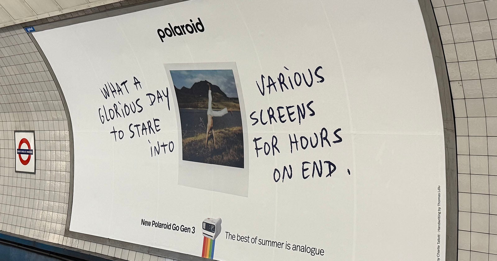 Outdoor da Polaroid no metrô de Londres: que dia glorioso para encarar telas por horas a fio