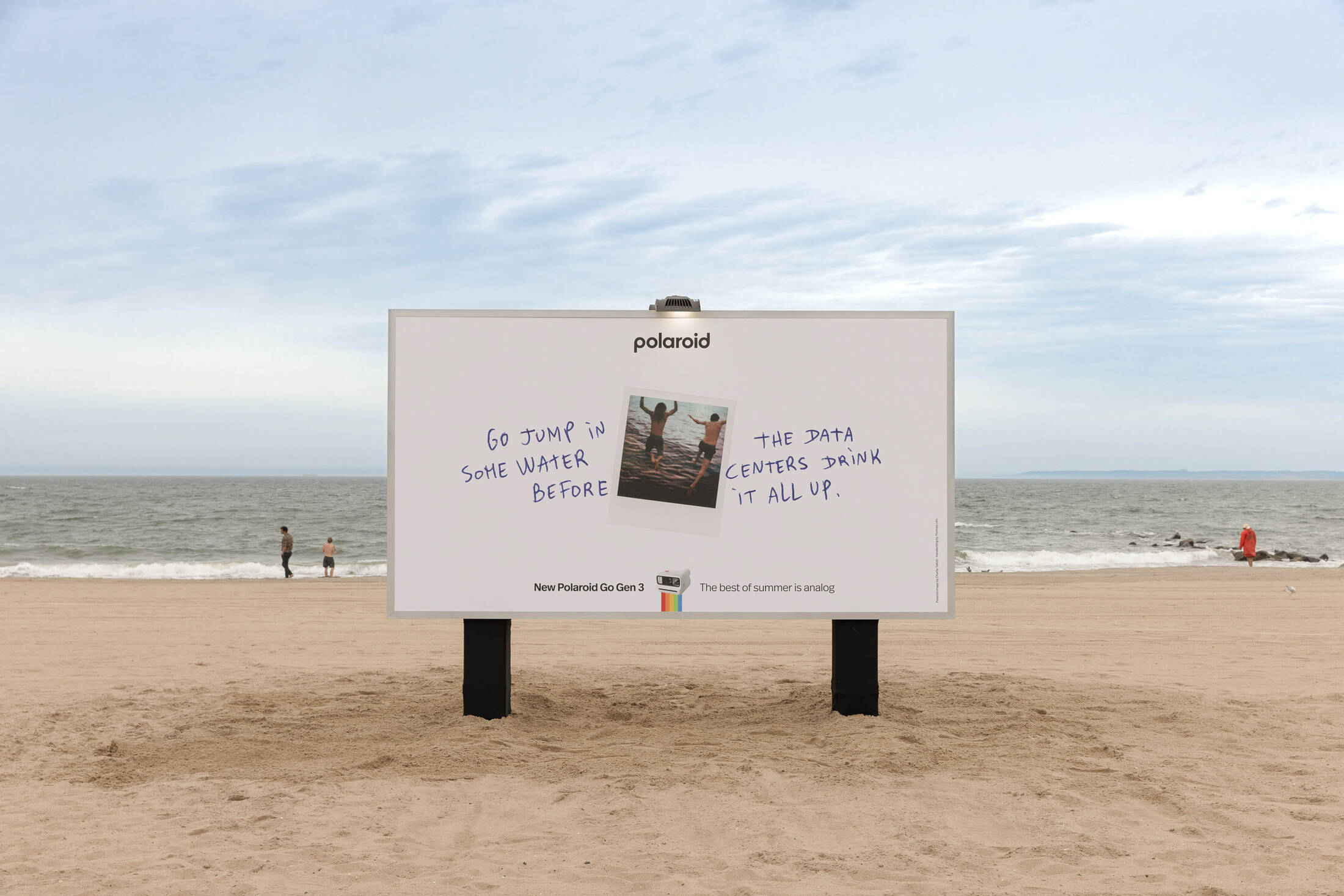 Outdoor da Polaroid na praia de Coney Island: pule na água antes que os data centers bebam tudo