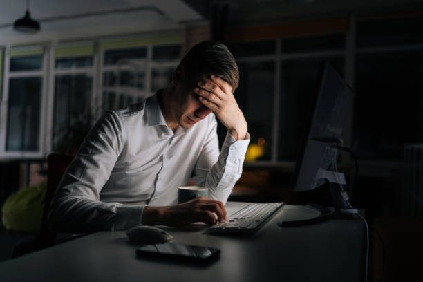 Profissional exausto após horas de trabalho manual de coleta de dados em planilha